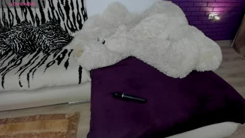 Mia online show from May 15, 2026, 5:31 pm