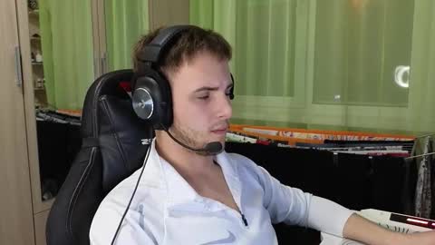 Snapshot of golden_boyyy21 chatting on January 8, 2026, 8:33 pm Golden boyyy21 online show from January 8, 2026, 8:33 pm