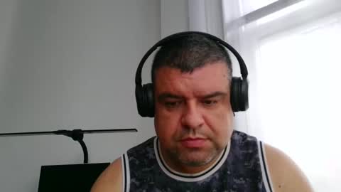 gomezgonz5 online show from October 8, 2025, 1:53 pm