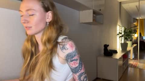 Polly online show from November 19, 2025, 4:51 pm