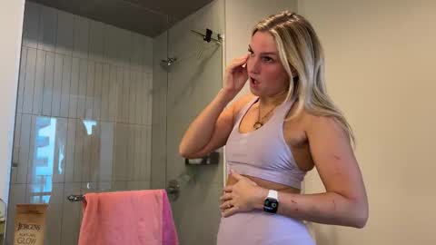 Snapshot of graciemae_baexx chatting on November 21, 2025, 8:18 pm Gracie Mae online show from November 21, 2025, 8:18 pm