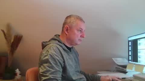 Snapshot of grau197077 chatting on February 5, 2026, 10:20 am grau197077 online show from February 5, 2026, 10:20 am