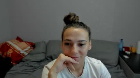 Snapshot of gravitation777 chatting on February 9, 2026, 4:22 pm Anna online show from February 9, 2026, 4:22 pm