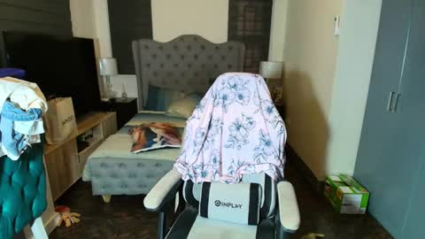 greta_v online show from November 19, 2025, 8:03 am