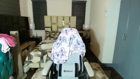 greta_v online show from December 19, 2025, 8:43 am