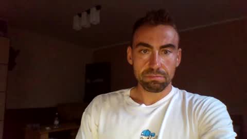 Snapshot of grunner12 chatting on August 5, 2026, 6:33 pm grunner12 online show from August 5, 2026, 6:33 pm