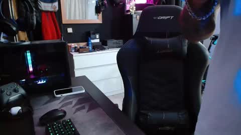 Snapshot of guayaco_ chatting on November 17, 2025, 8:03 pm Guayaco online show from November 17, 2025, 8:03 pm