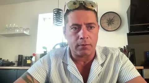 Snapshot of guil0 chatting on September 17, 2025, 9:05 pm guil0 online show from September 17, 2025, 9:05 pm