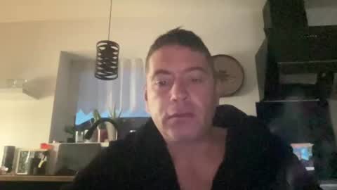 Snapshot of guil0 chatting on October 2, 2025, 9:16 am guil0 online show from October 2, 2025, 9:16 am