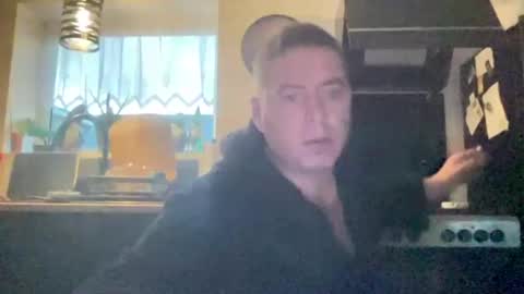 Snapshot of guil0 chatting on November 12, 2025, 10:37 am guil0 online show from November 12, 2025, 10:37 am