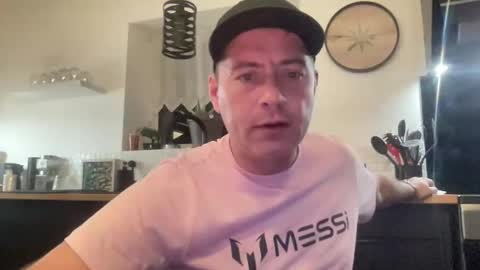 Snapshot of guil0 chatting on January 16, 2026, 10:47 pm guil0 online show from January 16, 2026, 10:47 pm