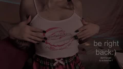 Snapshot of h2h0e chatting on December 20, 2025, 9:44 pm Lana online show from December 20, 2025, 9:44 pm