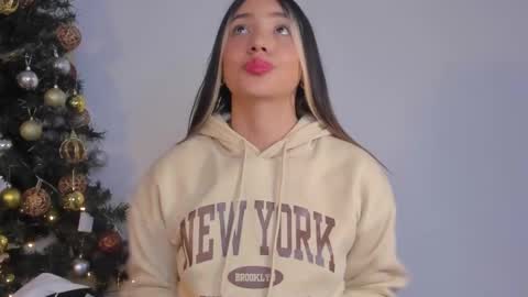 Snapshot of h3y_mia3 chatting on December 21, 2024, 11:55 am Paulina online show from December 21, 2024, 11:55 am