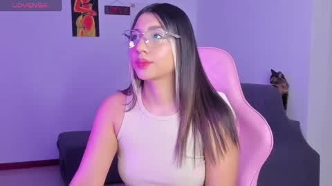 Snapshot of h3y_mia3 chatting on March 2, 2025, 5:23 am Paulina online show from March 2, 2025, 5:23 am