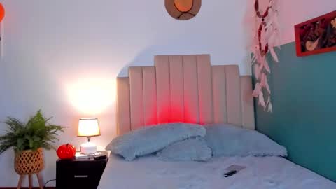 Snapshot of h3y_mia3 chatting on October 29, 2025, 4:37 am Paulina online show from October 29, 2025, 4:37 am