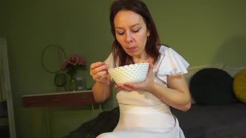 Hailey online show from February 21, 2025, 4:29 am