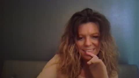 Snapshot of haileys123 chatting on December 5, 2025, 7:10 pm Hailey online show from December 5, 2025, 7:10 pm