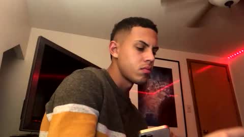 Snapshot of handsome01_ chatting on December 1, 2025, 4:17 am handsome01_ online show from December 1, 2025, 4:17 am