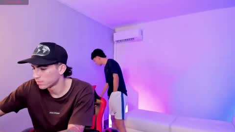 Snapshot of handsomeboys19 chatting on April 22, 2026, 3:31 am leonardfarrucknick and otis online show from April 22, 2026, 3:31 am
