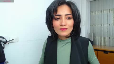 Snapshot of hanna_chloe chatting on November 3, 2025, 1:45 pm Sara online show from November 3, 2025, 1:45 pm