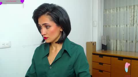 Snapshot of hanna_chloe chatting on November 5, 2025, 3:34 pm Sara online show from November 5, 2025, 3:34 pm