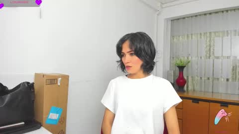 Snapshot of hanna_chloe chatting on November 16, 2025, 2:22 pm Sara online show from November 16, 2025, 2:22 pm