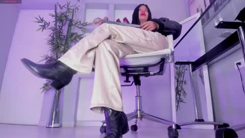 HANNAH HOWELL online show from October 21, 2025, 9:32 am