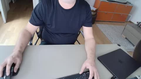 Snapshot of happybugger chatting on April 3, 2026, 8:12 am Cum for you online show from April 3, 2026, 8:12 am