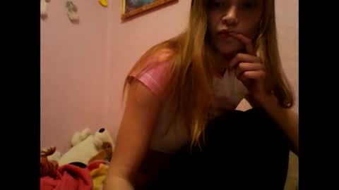 Snapshot of happyemily18 chatting on March 6, 2026, 8:27 pm happyemily online show from March 6, 2026, 8:27 pm