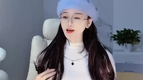 Snapshot of happysweetie168 chatting on December 8, 2024, 3:43 am Daisy online show from December 8, 2024, 3:43 am