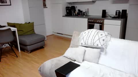 Snapshot of hard_out_here chatting on December 15, 2025, 1:32 am Chris online show from December 15, 2025, 1:32 am