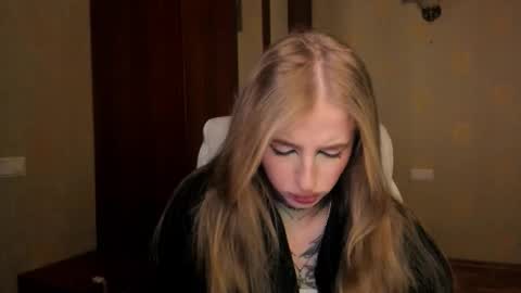 Snapshot of harley_kimm chatting on December 16, 2025, 5:12 am Julia online show from December 16, 2025, 5:12 am