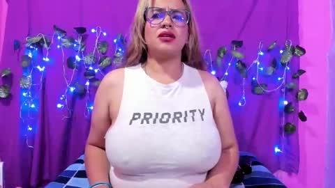 Snapshot of hazel_34 chatting on March 6, 2025, 4:08 am hazel online show from March 6, 2025, 4:08 am