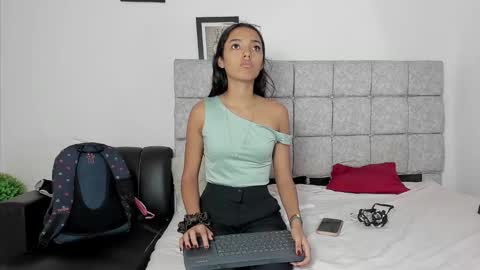 hazel_slim_ online show from February 9, 2026, 2:10 pm