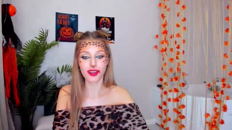 heartedlove_1 online show from October 31, 2025, 1:23 pm