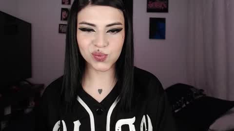 Snapshot of heatherdemonzx_ chatting on September 21, 2025, 2:02 am HEATHER DEMONZX Please help me to reach 100 thumbs up online show from September 21, 2025, 2:02 am