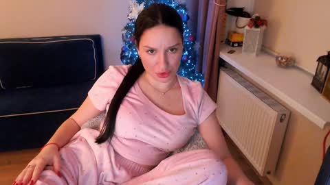 Snapshot of heaven_chloe chatting on January 20, 2025, 5:37 pm Heaven girl online show from January 20, 2025, 5:37 pm