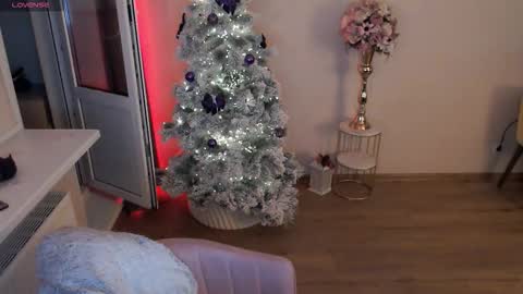 Snapshot of heaven_chloe chatting on December 3, 2025, 7:34 pm Heaven girl online show from December 3, 2025, 7:34 pm