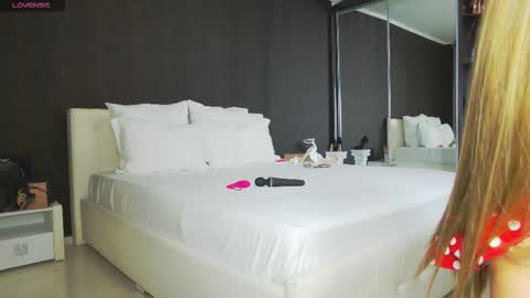 Snapshot of hefner_girl chatting on November 3, 2025, 12:46 am Helen online show from November 3, 2025, 12:46 am