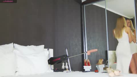 Snapshot of hefner_girl chatting on November 29, 2025, 2:14 am Helen online show from November 29, 2025, 2:14 am