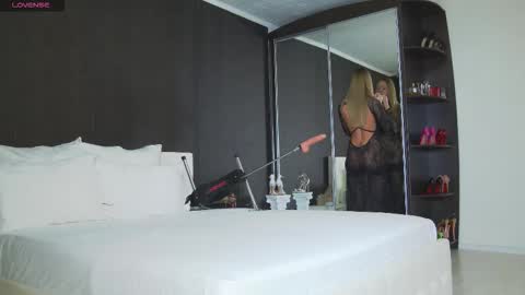 Snapshot of hefner_girl chatting on February 21, 2026, 4:24 am Helen online show from February 21, 2026, 4:24 am