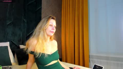 helen_williamss online show from December 15, 2025, 1:10 am