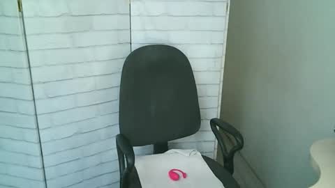 Snapshot of helen_xi chatting on January 15, 2026, 5:23 am Helen online show from January 15, 2026, 5:23 am