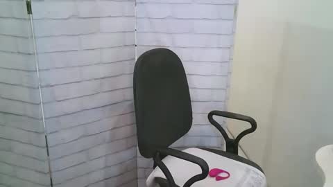 Snapshot of helen_xi chatting on February 25, 2026, 5:06 am Helen online show from February 25, 2026, 5:06 am