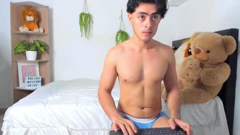 Snapshot of heliosboy_ chatting on February 6, 2026, 10:46 pm alan y zack online show from February 6, 2026, 10:46 pm