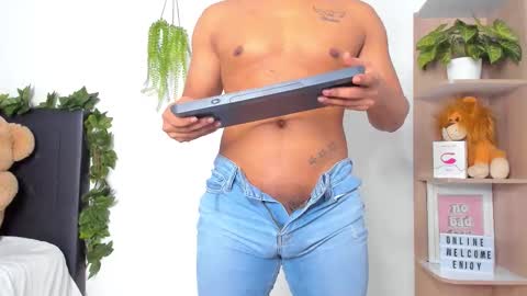 Snapshot of heliosboy_ chatting on March 3, 2026, 12:17 am alan y zack online show from March 3, 2026, 12:17 am