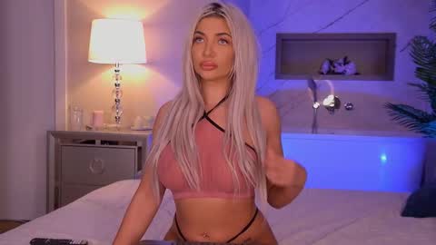 Snapshot of hellenroyy chatting on October 20, 2025, 3:29 am hellenroyy online show from October 20, 2025, 3:29 am