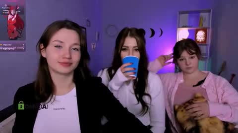 Snapshot of helli_belli chatting on December 18, 2025, 8:26 pm Helli online show from December 18, 2025, 8:26 pm