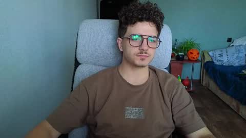 Snapshot of hellish_sugar chatting on November 18, 2025, 9:58 am Remy online show from November 18, 2025, 9:58 am