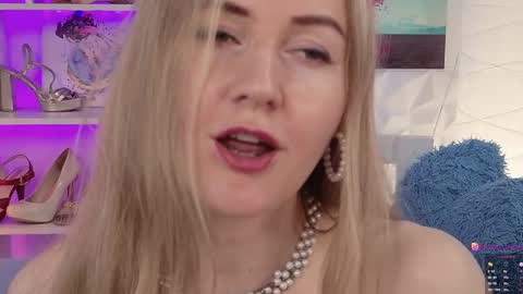 Snapshot of hello_lisha chatting on February 5, 2025, 11:12 am Alisia Monday to Friday from 10 am to 4 pm GMT 2 online show from February 5, 2025, 11:12 am